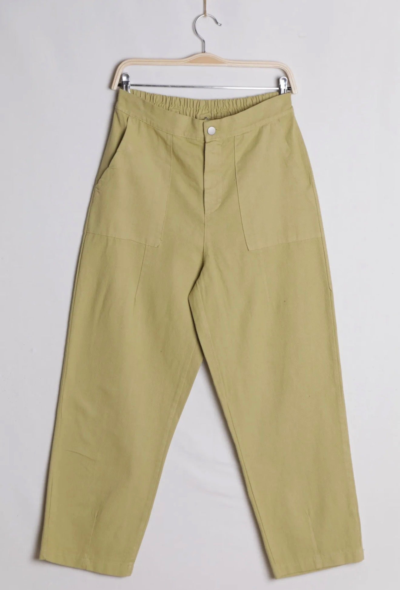 Pantalone con tasche frontali