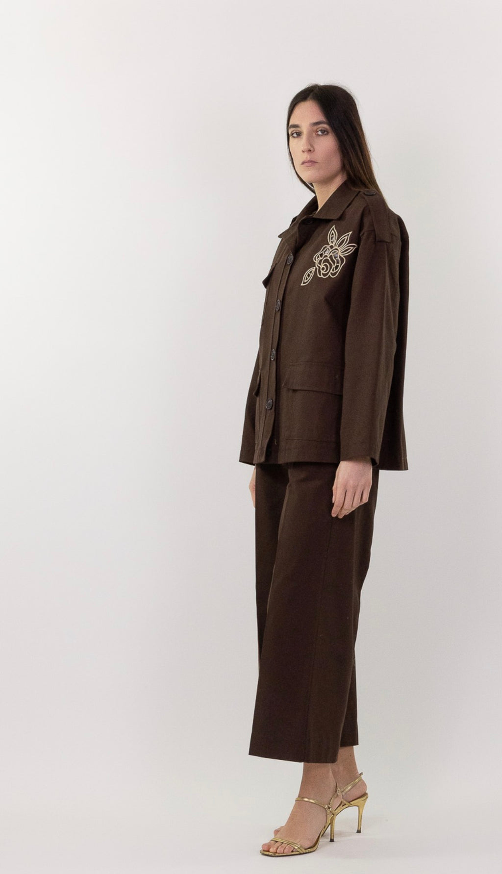 Trench corto con ricamo