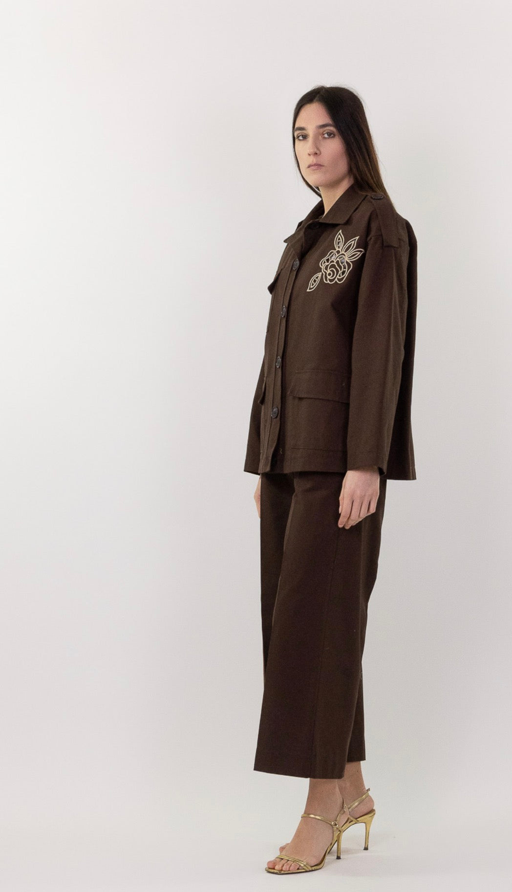 Trench corto con ricamo