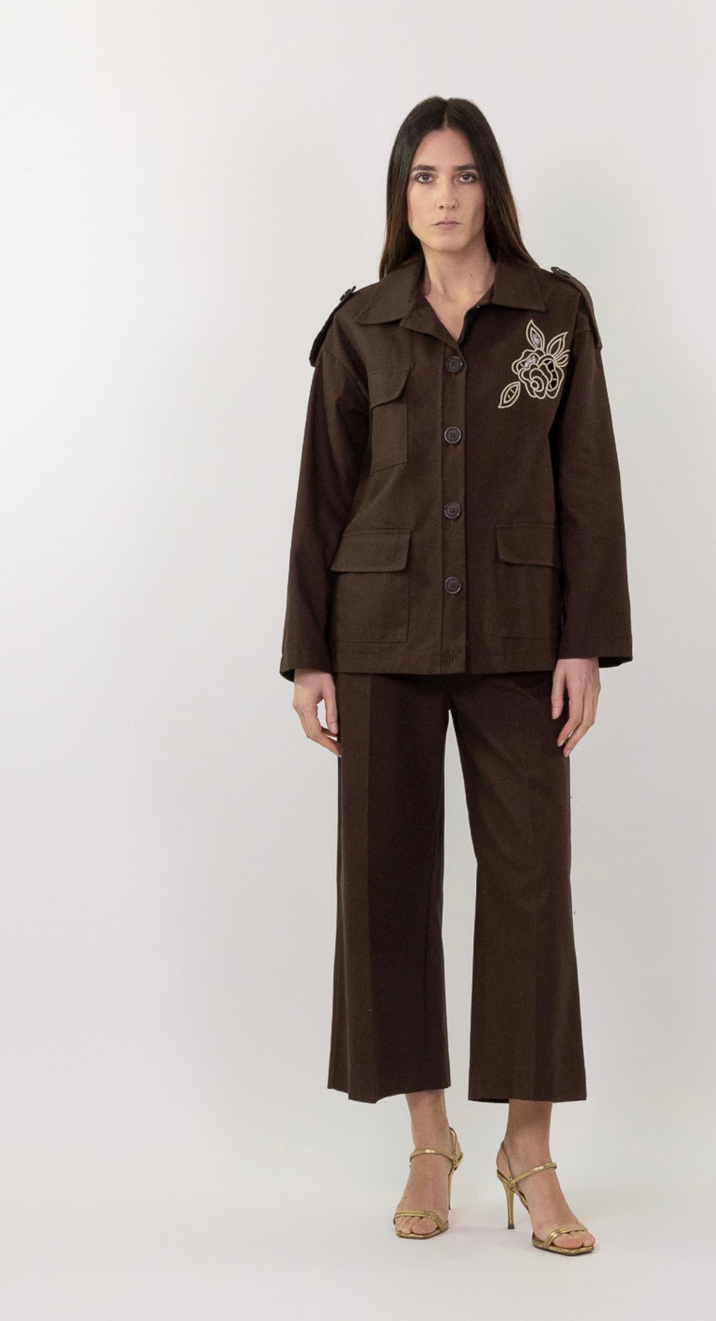 Trench corto con ricamo