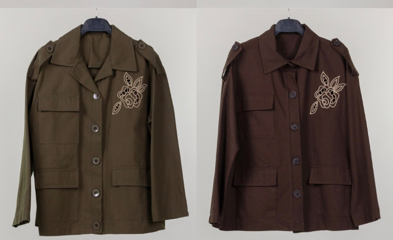 Trench corto con ricamo