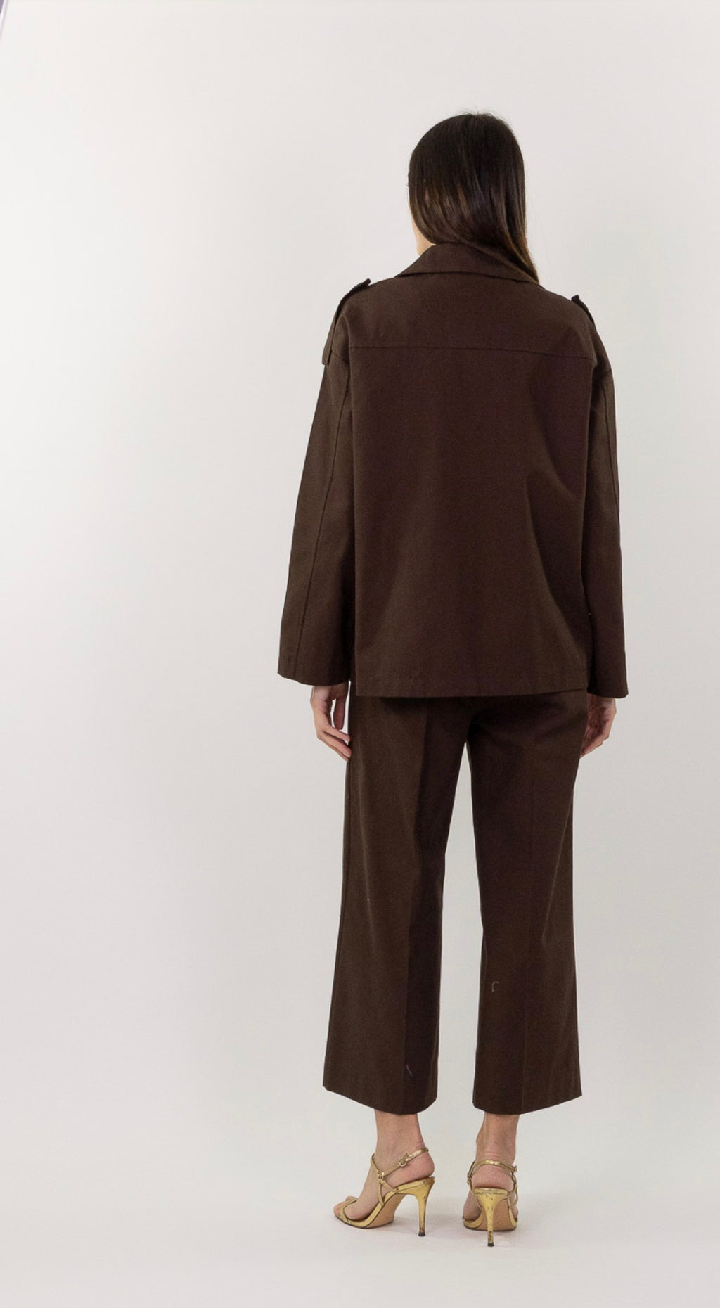 Trench corto con ricamo
